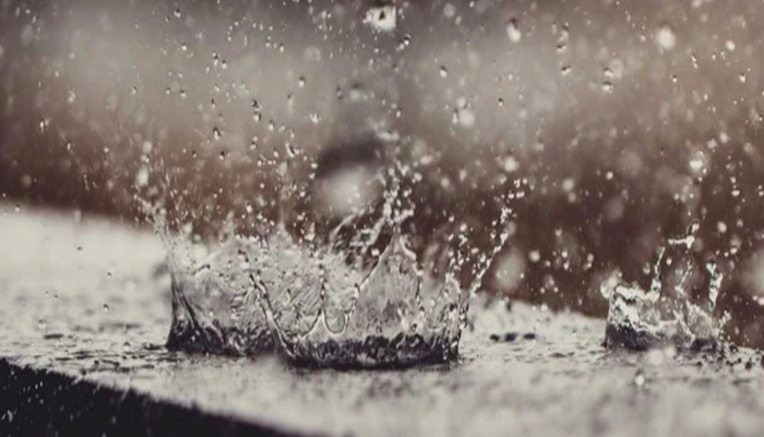فواید آب نیسان برای پوست و مو