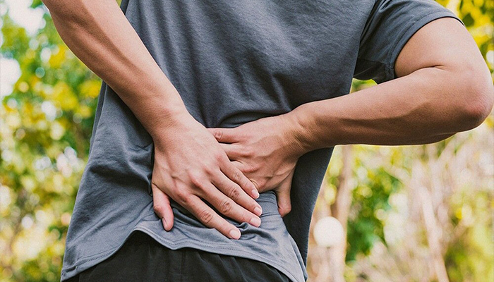 علت و علائم دیسک کمر: 4 عامل خطری که باید جدی بگیرید!