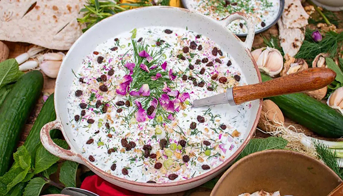 طرز تهیه آب دوغ خیار: دستور پخت سنتی به سبک رستورانی!