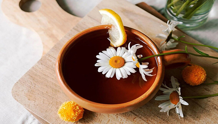 10 نوشیدنی مؤثر برای بهبود خواب شبانه: از دمنوش بابونه تا آب آلبالو!