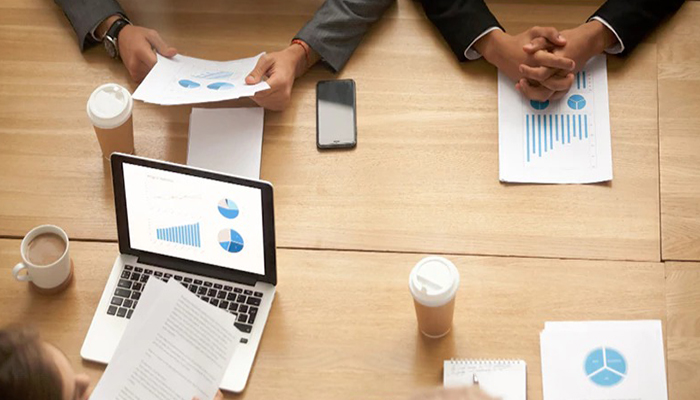 مشاور کسب و کار کیست و چه نقشی در موفقیت سازمان‌ها دارد؟