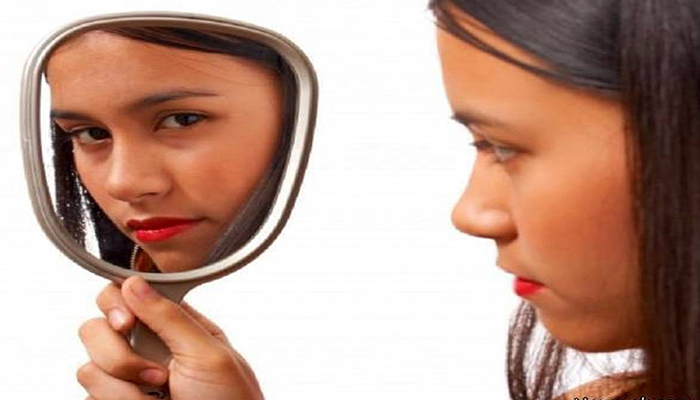 چه زمانی برای مقابله با احساس زشتی باید حتماً به متخصص سلامت روان مراجعه کرد؟