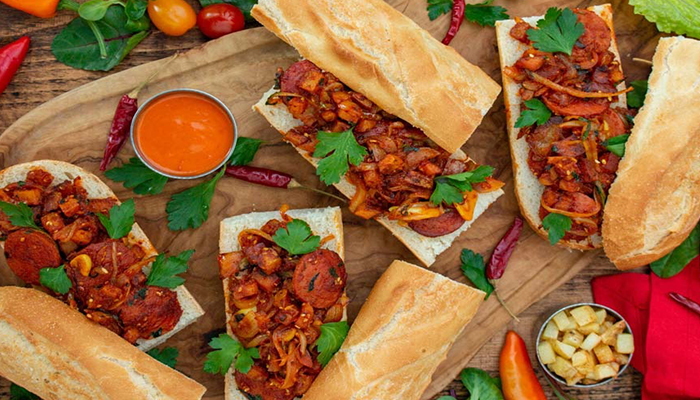 طرز تهیه سوسیس بندری اصیل و تند: یک ساندویچ خیابانی، نوستالژیک و آتشین