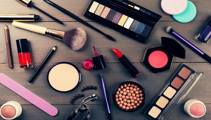 لیست 17 محصول بهداشتی غیرمجاز اعلام شد: از کرم شیر الاغ تا وکس Hudabeauty!
