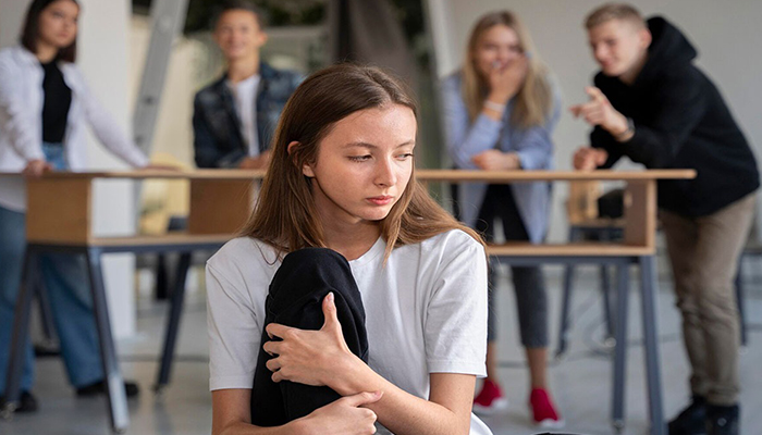 اضطراب اجتماعی چیست؟ راهنمای جامع شناخت نشانه‌ها، دلایل و روش‌های موثر مقابله