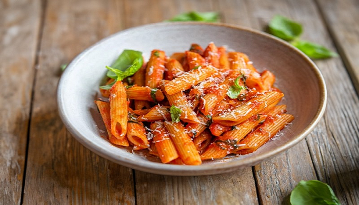 طرز تهیه پاستا با ریحان و گوجه: راهنمای کامل یک غذای ایتالیایی ساده، سریع، تازه و بی‌نهایت خوشمزه