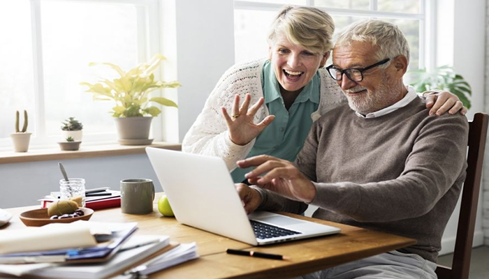 آموزش فناوری به سالمندان؛ راهنمای جامع برای غلبه بر ترس و ایجاد انگیزه