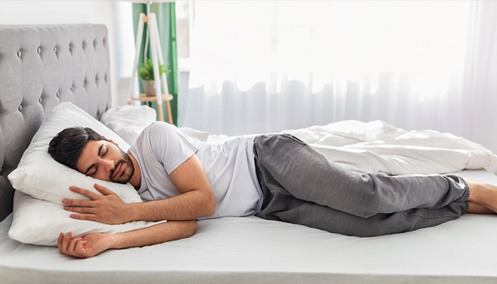 بهترین و بدترین حالت خوابیدن برای سلامت قلب و معده؛ علم چه می‌گوید؟