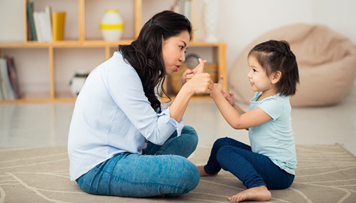 فراتر از یک بوسه یا آغوش اجباری: لمس بدون رضایت کودک دقیقاً به چه معناست؟