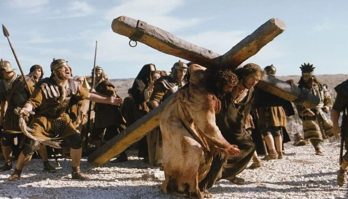 . آیا فیلم رستاخیز مسیح یک دنباله مستقیم برای فیلم «مصائب مسیح» (The Passion of the Christ) محصول سال ۲۰۰۴ است؟