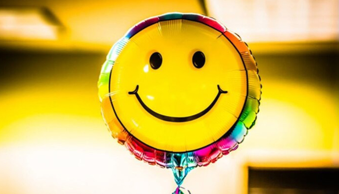 خنده عصبی چیست؟ تحلیل روانشناختی، علل و راهکارهای عملی کنترل خنده در مواقع نامناسب