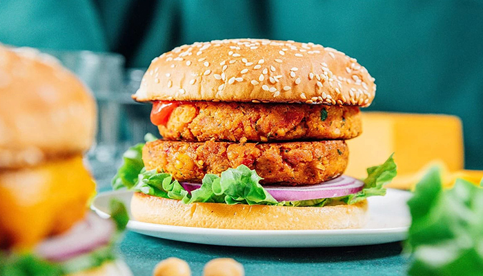 طرز تهیه همبرگر گیاهی خانگی: طعمی لذیذ، بافتی منسجم و تجربهای سالم