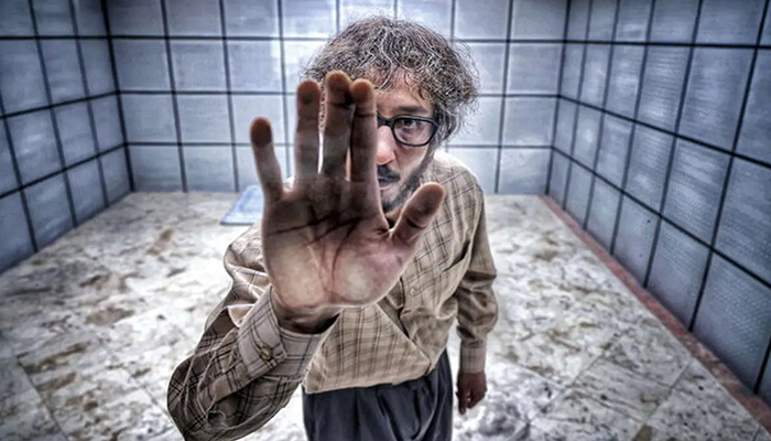 داستان فیلم مرد عینکی: روایتی از طنز و هیجان در دنیای خلافکاران