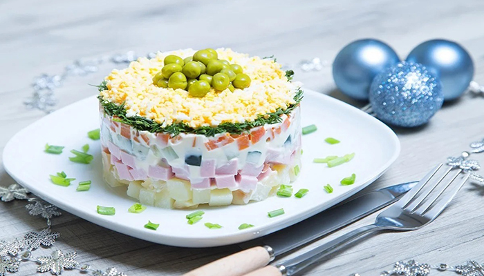 سالاد الویه رژیمی؛ طرز تهیه کامل، کاهش کالری و نکات تغذیهای