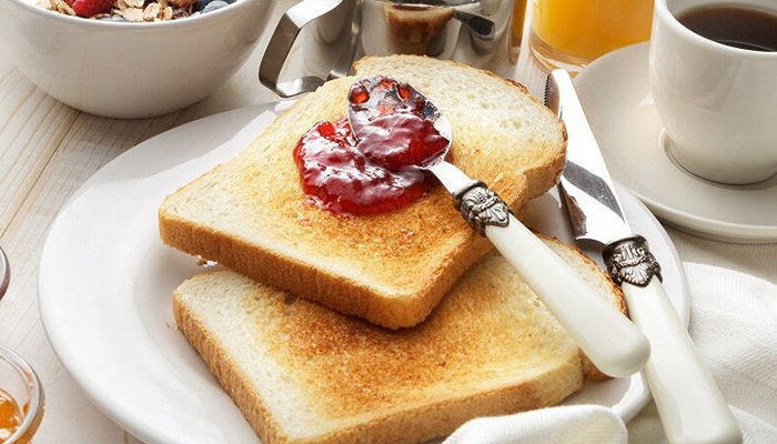 بررسی دقیق تاثیر نان سفید بر قند خون و هشدارهای جدید تغذیهای در سال 2025