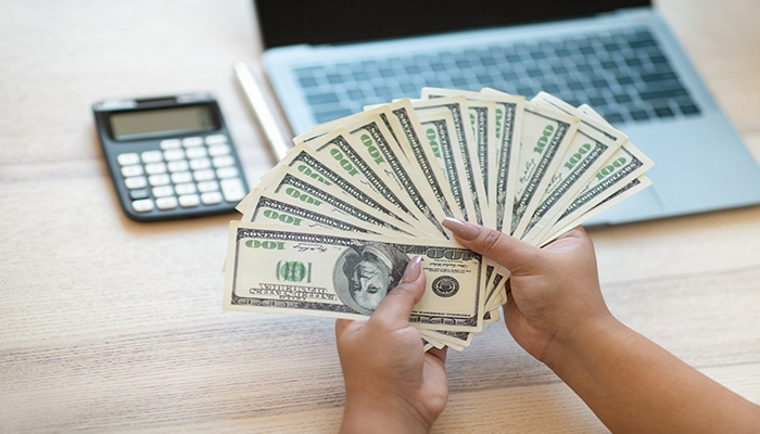 فرمول طلایی کسب درآمد دلاری در ایران؛ 19 روش واقعی از یوتیوب تا ترید + راهنمای نقد کردن