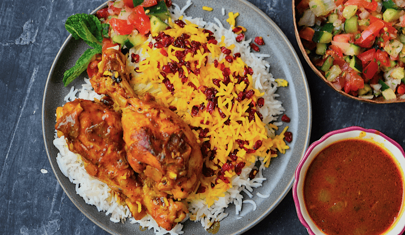 طرز تهیه زرشک پلو با مرغ مجلسی؛ راز خوشمزگی سس رستورانی چیست؟