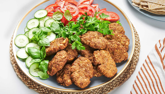 طرز تهیه کتلت گوشت و سیب زمینی ترد؛ چرا کتلت وا می‌رود؟