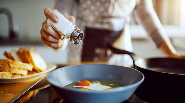 ۷ علت اصلی تمایل به غذای شور: از کمآبی تا هشدار بیماریهای پنهان