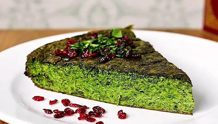 طرز تهیه کوکو سبزی خوشمزه خانگی؛ عطر سبزی تازه در سفره ایرانی