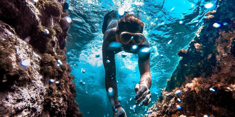 داری تک یا برندهای خارجی؟ مقایسه عملکرد دوربین ورزشی داری تک در اعماق آب و ارتفاعات