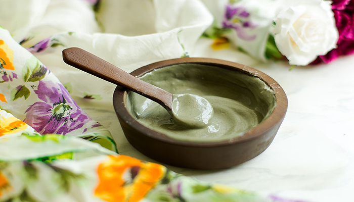 ماسک خاک رس؛ خواص، طرز استفاده و راهنمای کامل برای انواع پوست