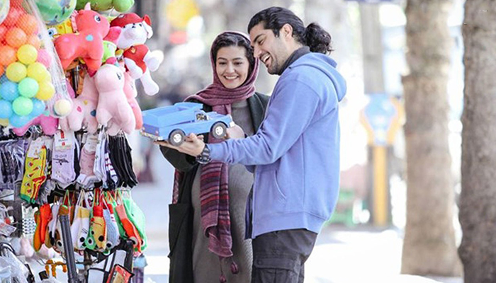 بررسی فیلم دو روز دیرتر؛ نگاهی طنزآمیز به فرصت‌های از دست رفته