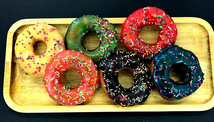 آموزش کامل طرز تهیه دونات خانگی پف‌دار به 2 روش مجلل