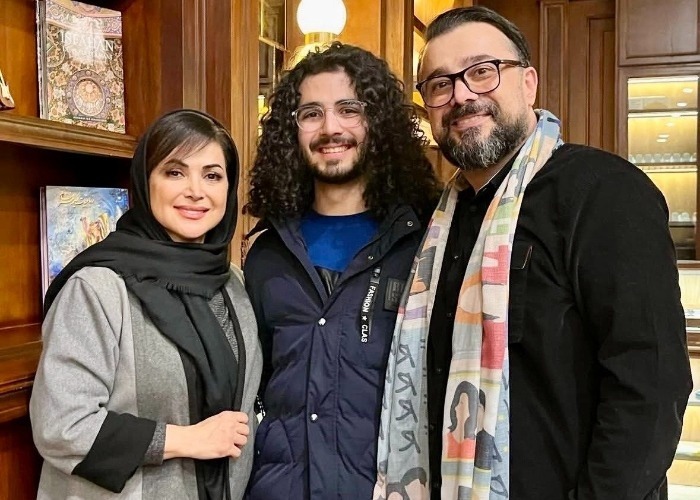 هومن حاجی عبداللهی در کنار همسر و پسرش