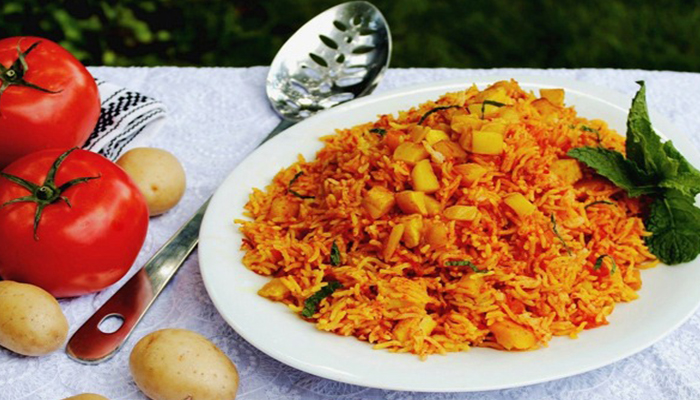 طرز تهیه دمی گوجه فرنگی خوشمزه و ساده با سیب زمینی