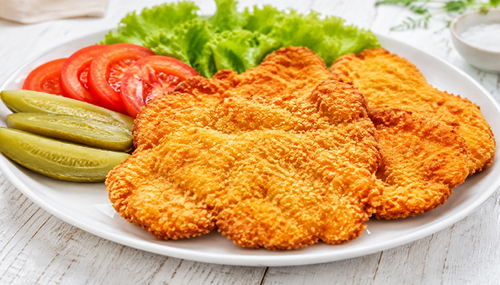 طرز تهیه شنیسل مرغ خانگی راحت با سس قارچ رستورانی + نکات کلیدی برای طعم بهتر