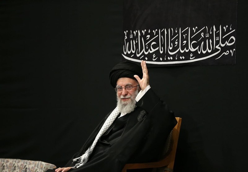 لحظه ورود رهبر شهید انقلاب به مراسم محرم سال گذشته؛ تصویری که دیگر تکرار نخواهد شد