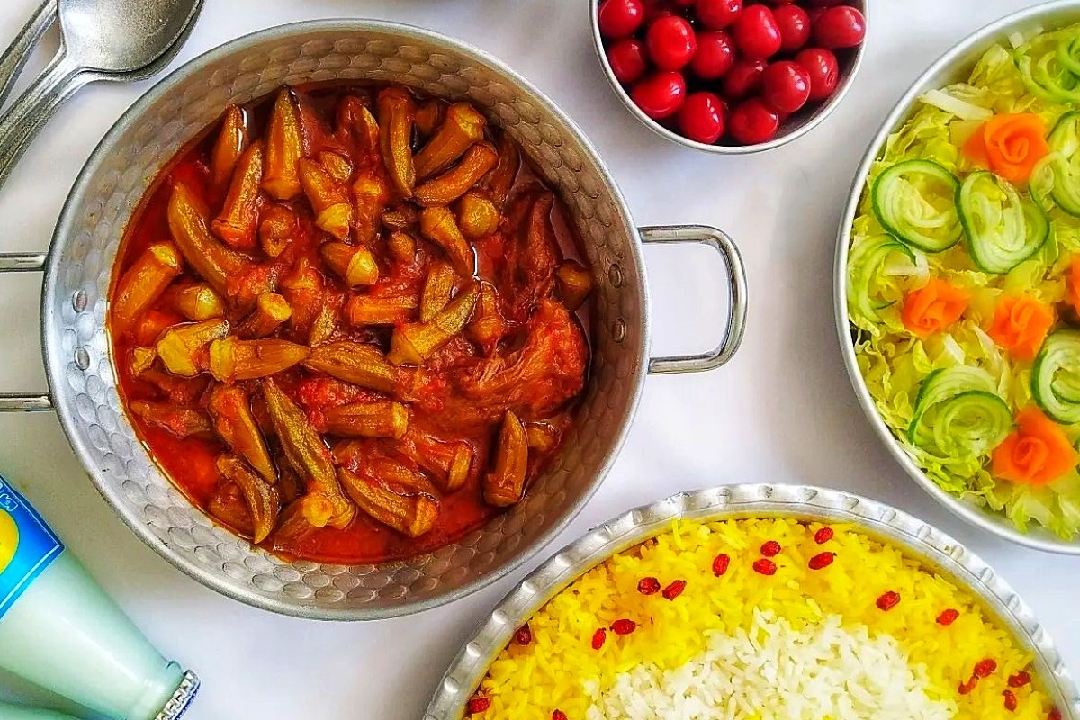 طرز تهیه خورشت بامیه جاافتاده و مجلسی؛ رازهای خوشمزگی و فوت‌وفن‌های طلایی