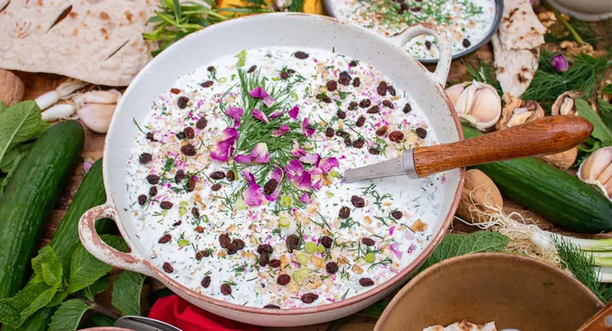 طرز تهیه آب دوغ خیار مجلسی با عطر و طعمی دلپذیر