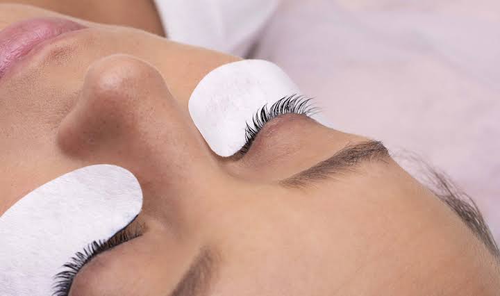 روش ریموو اکستنشن مژه در خانه با ریموور و بدون آن + آموزش جامع