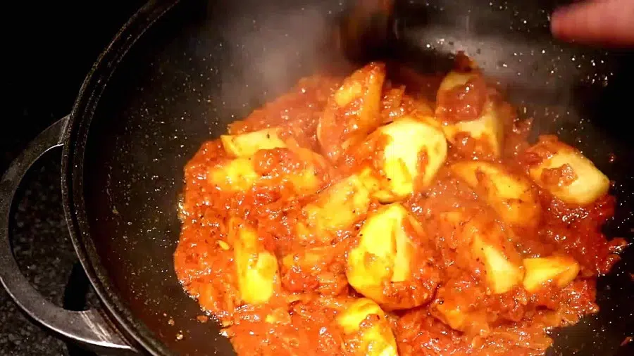 طرز تهیه قورمه کچالو افغانی و پاکستانی؛ خوراک لذیذ سیب‌زمینی