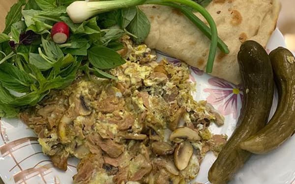 طرز تهیه خوراک تن ماهی مخصوص با قارچ و سیب زمینی؛ ناهار و شام فوری و خوشمزه