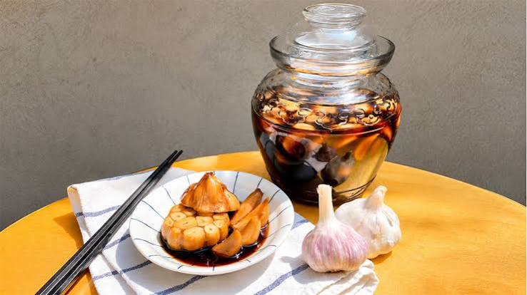 بهترین طرز تهیه سیر ترشی خانگی اصل شمالی به همراه نکات طلایی جا افتادن و ماندگاری